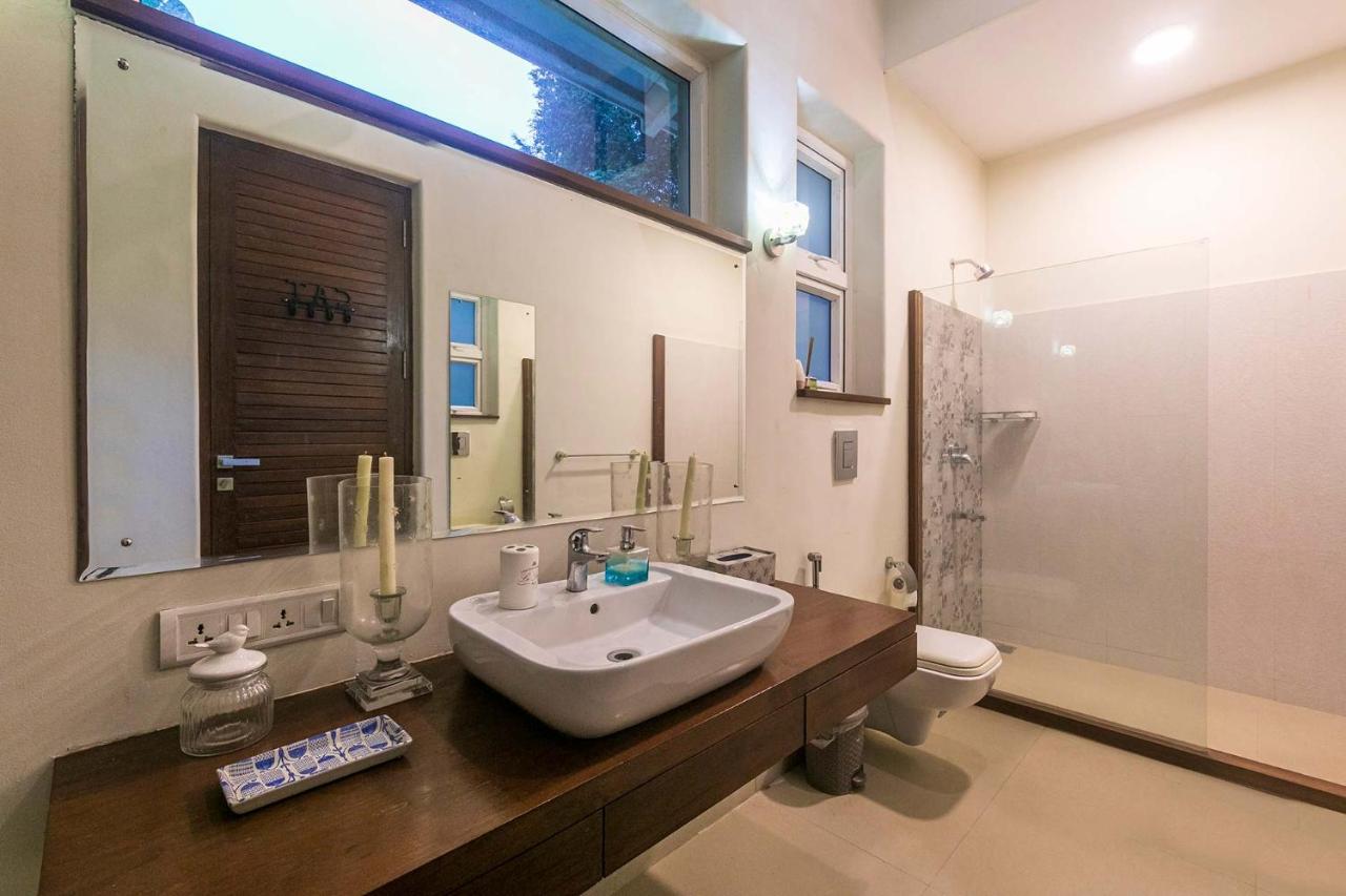 Hamptons Charm By Stayvista Luxury 5Br With Pool, Lawn & Table Tennis アリバグ エクステリア 写真