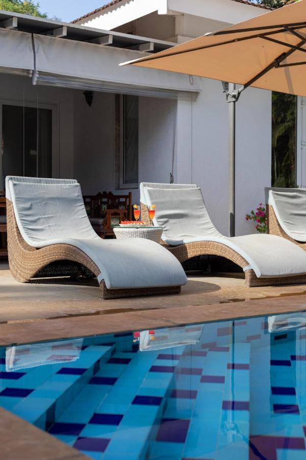 Hamptons Charm By Stayvista Luxury 5Br With Pool, Lawn & Table Tennis アリバグ エクステリア 写真