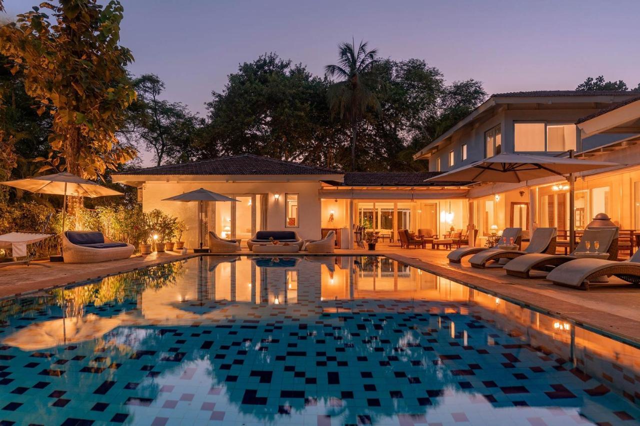 Hamptons Charm By Stayvista Luxury 5Br With Pool, Lawn & Table Tennis アリバグ エクステリア 写真
