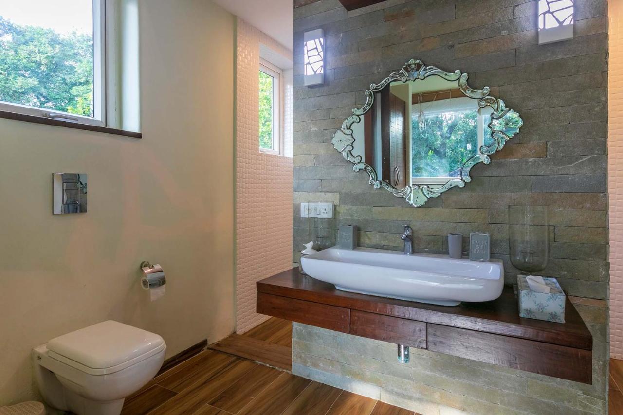 Hamptons Charm By Stayvista Luxury 5Br With Pool, Lawn & Table Tennis アリバグ エクステリア 写真