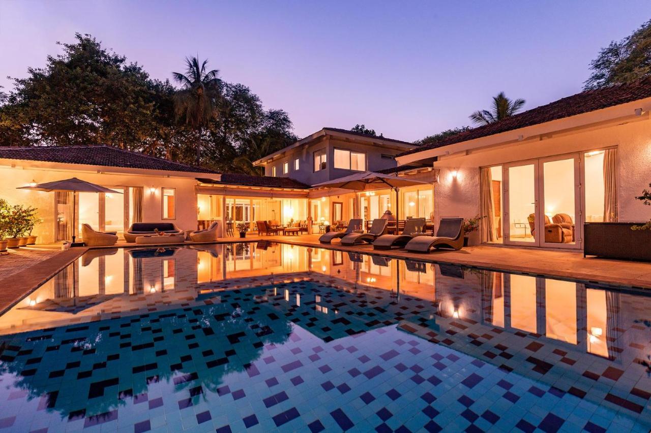 Hamptons Charm By Stayvista Luxury 5Br With Pool, Lawn & Table Tennis アリバグ エクステリア 写真