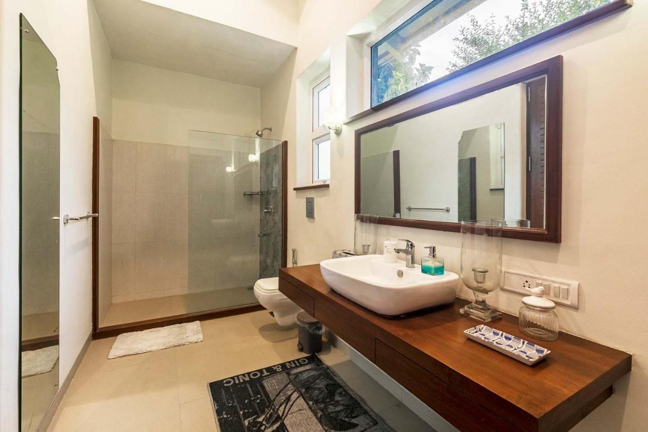 Hamptons Charm By Stayvista Luxury 5Br With Pool, Lawn & Table Tennis アリバグ エクステリア 写真